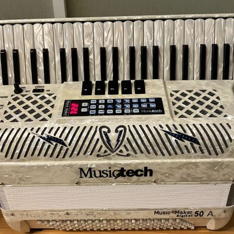 Musictech trekkspill brukt piano digitalt. Modell Music Maker 50A hvit perlemor