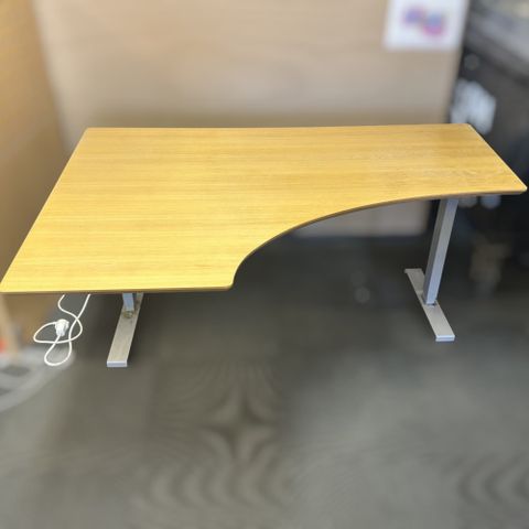 Kvalitetssikret | Elektrisk hev/senk skrivebord, trefarget med sving 160x110