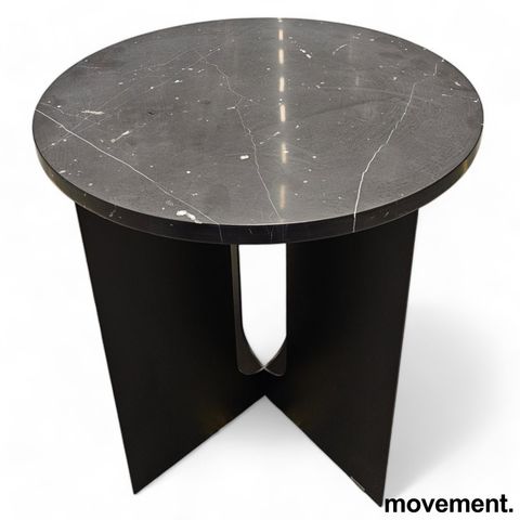 Loungebord / sofabord i sortlakkert metall / sort marmor fra Audo Copenhagen, mo