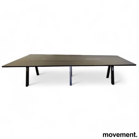 Trapesformet møtebord i sort linoleum 340x140/100cm, passer 10-12 personer, pent