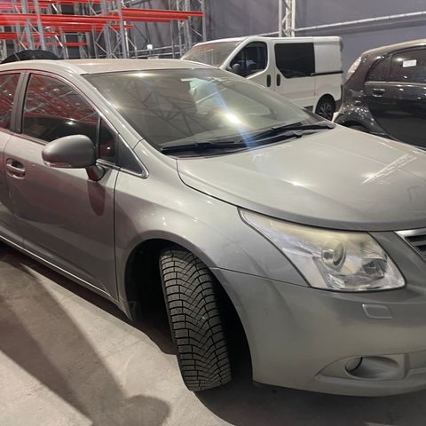 Toyota avensis 1,6 bensin 2010 modell selges i deler