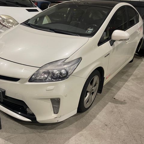 Toyota Prius 1,8 bensin hybrid 2012 modell selges i deler
