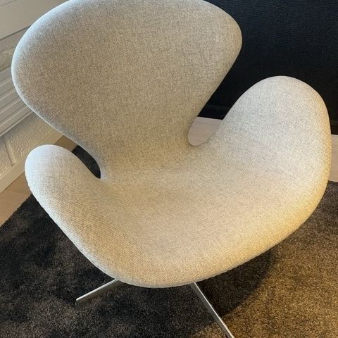 Fritz Hansen Svanen, design: Arne Jacobsen i lyst grått ullstoff, pent brukt