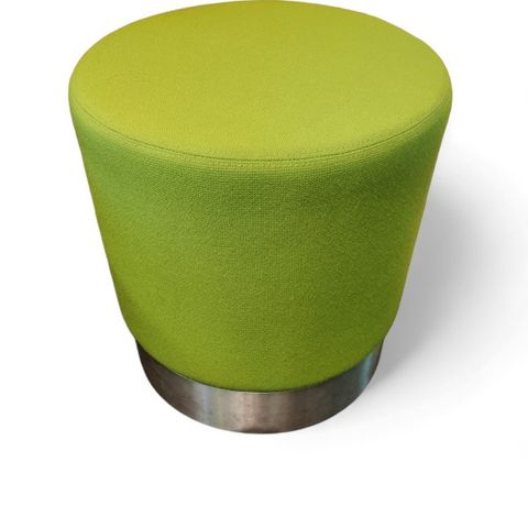 2 stk Puff i grønt stoff med kant i børstet stål fra Scan Sørlie, model: Elin, Ø
