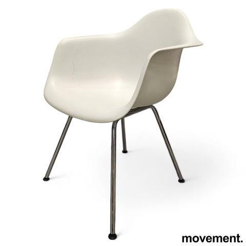 2 stk Vitra DAX designstol i hvit, understell i krom, Design: Charles & Ray Eame