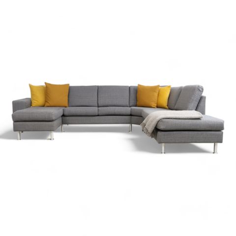 Fri Frakt | Nyrenset | U-sofa i lys grå tekstil med metallben