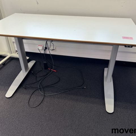 Skrivebord med elektrisk hevsenk i hvitt / grått fra Aarsland, 140x70cm, pent br