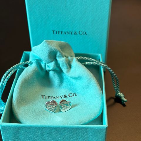 Nye Tiffany hjerteøredobber i sølv selges