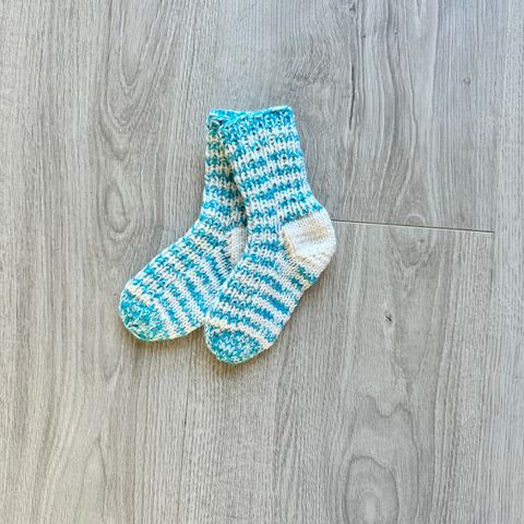 Hjemmestrikkede sokker blå 🩵 14-15 cm