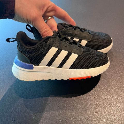 Adidas joggesko str 24