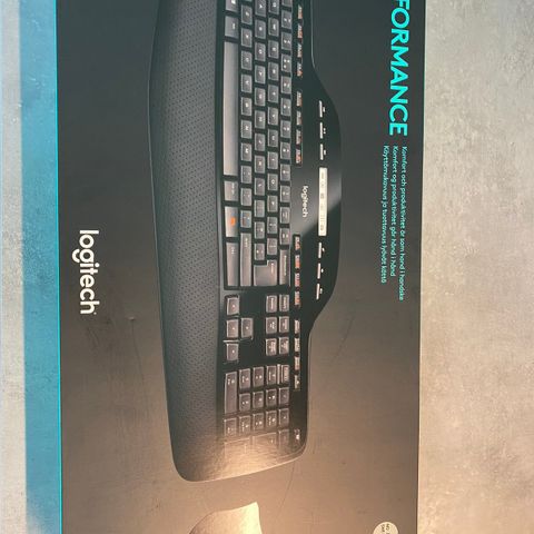 Logitech trådløst tastatur og mus - ikke brukt