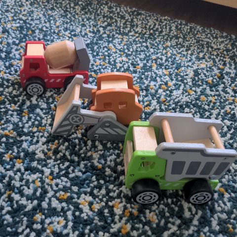 Lastebil, gravemaskin og betongbil i tre med funksjoner