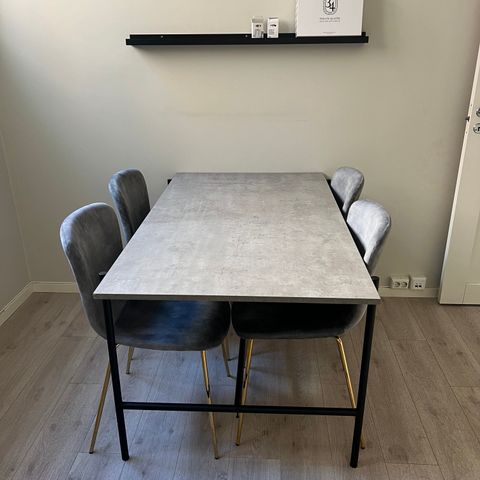 Kjøkkenbord med 4 stoler