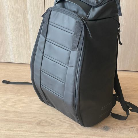 DB Hugger Backpack 25L Black Out til salg
