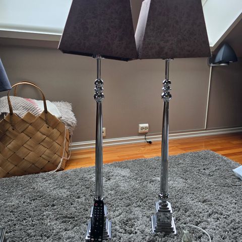 2 bordlamper med skjerm, selges samlet for 1200. Ca 75 cm høy opp til sokkelen.