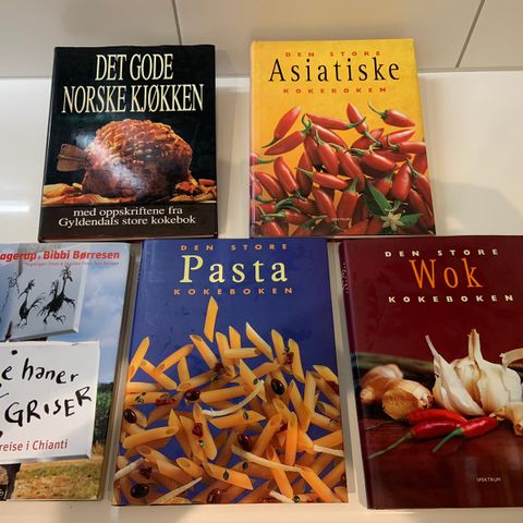 Kokebøker: italiensk, wok, asiatisk, norsk, Chianti