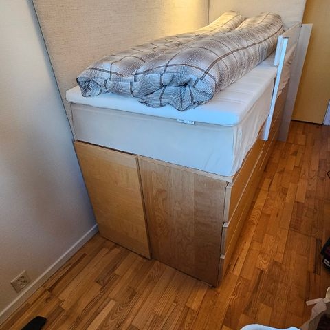 Rammemadrass bygget oppå IKEA kommoder (IKEA hack)