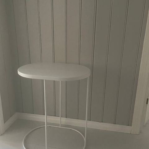 Nattbord/lite enkelt bord