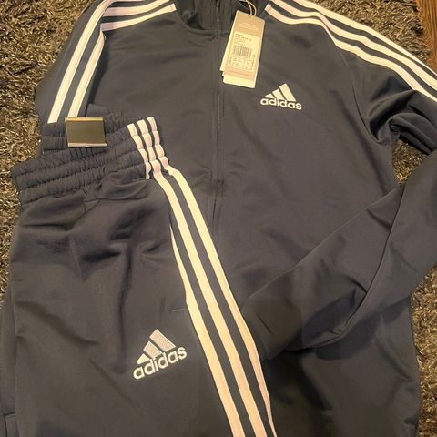 Selger ubrukt adidas joggedress/Tracksuit