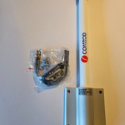 Comrod AC21M1 Marine antenne inkl. antennekabel og mast/rekkverk feste