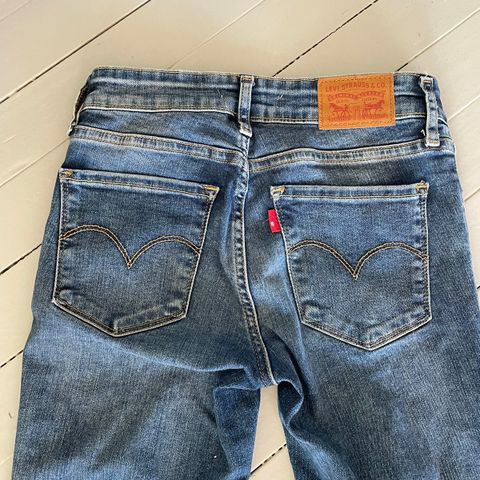 Levi’s 711 Skinny, str 25