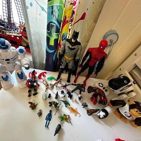 Spiderman og batman med venner og roboter