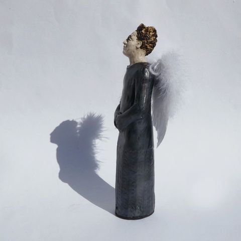 Stående skulptur i keramikk, en smule spesiell engel