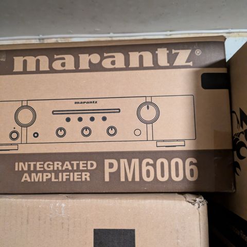 Marantz PM6006 (sort) med inngang for platespiller