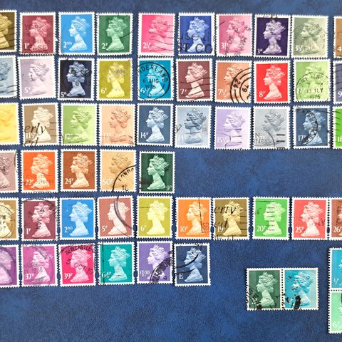 ENGLAND. 61 forskjellige frimerker med Dronning portrett.