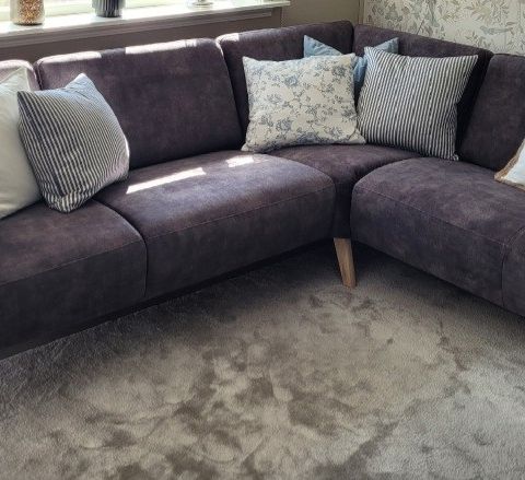 Stamford sofa, mørk grå velour med eikeføtter.