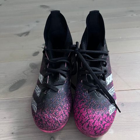 Adidas fotballsko str 31,5