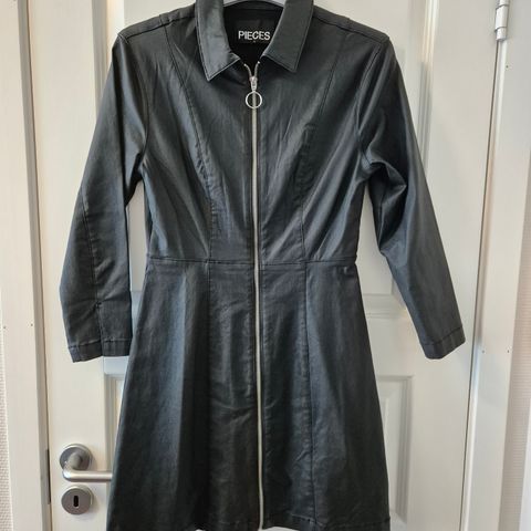 Kjempekul retro-looking kjole i svart coated materiale, som ny, kan sendes