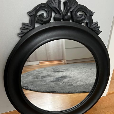 Speil med sort treramme
