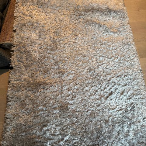 Sølvgrått mykt flossteppe veldig pent brukt 140x200