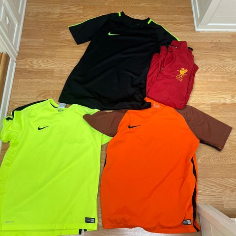 Nike treningstskjorter og Liverpool genser