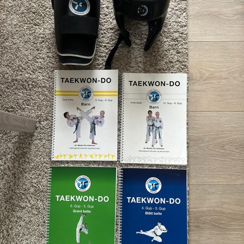 Taekwondo bøker og sparringsutstyr (selges samlet)