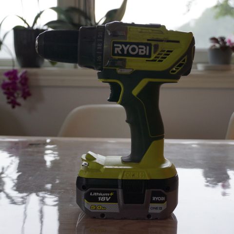 Ryobi R18DD3-120S Bor-Skrutrekker m/ 2 batterier og lader.