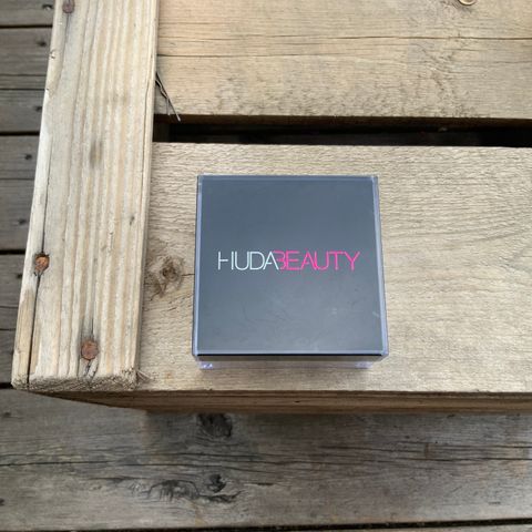 Huda Beauty pudder