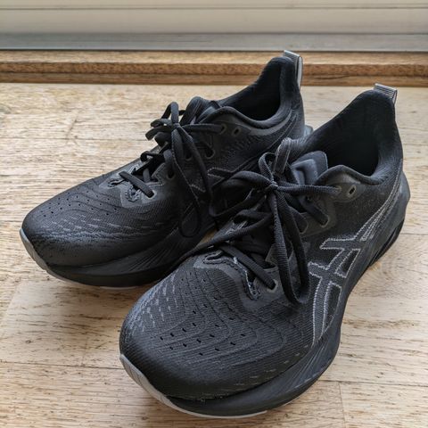 ASICS Novablast 4 - str. 40