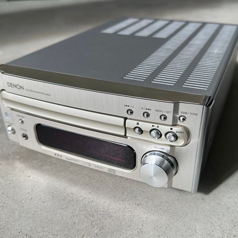 Denon RCD-M33 forsterker med cd-spiller, høytalere og fjernkontroll