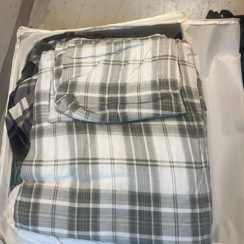 Boks med 4 sengesett til dobbeltdyne + 3 badehåndklær