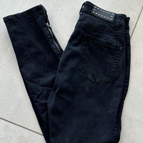 Kul svart Cambio bukse med glidelås lommer framme og på leggen.Str 34(S).