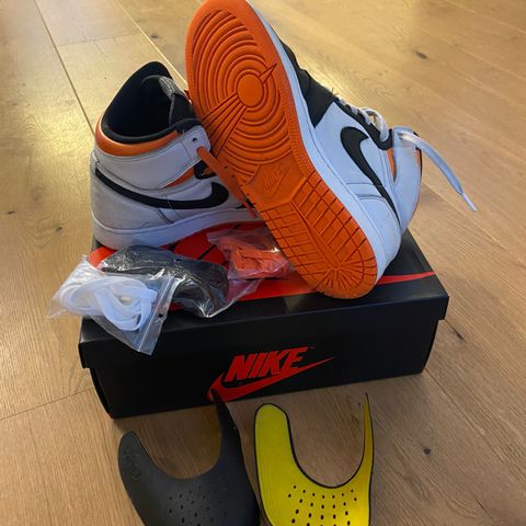 Jordan 1 Electro orange