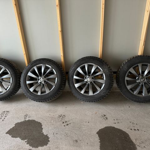 215/60-17 piggdekk med felger ( Nissan Qashqai )