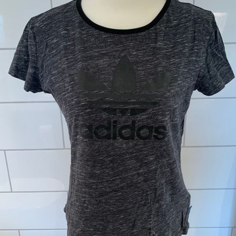 Adidas t-skjorte til dame / ungdom /  tenåring