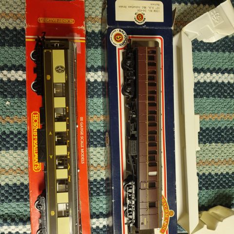 Togvogner Hornby & Bachmann 00 selges sammen.