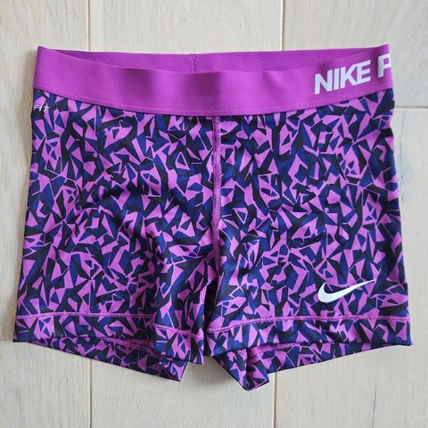Nike shorts i str M
