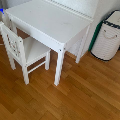 lekebord med to stoler selges (ikea)