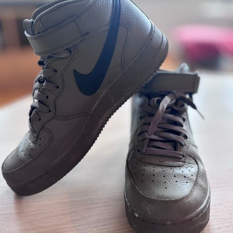 Pent brukt AirForce 1 Mid selges