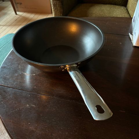 Ubrukt non-stick wok